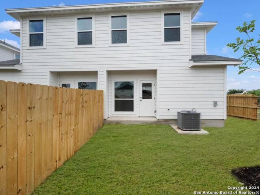 Gorgeous, Brand New 3 Bedrooms Home- Built 2024, Near Seaworld & Lackland Afb San Antonio Exterior foto